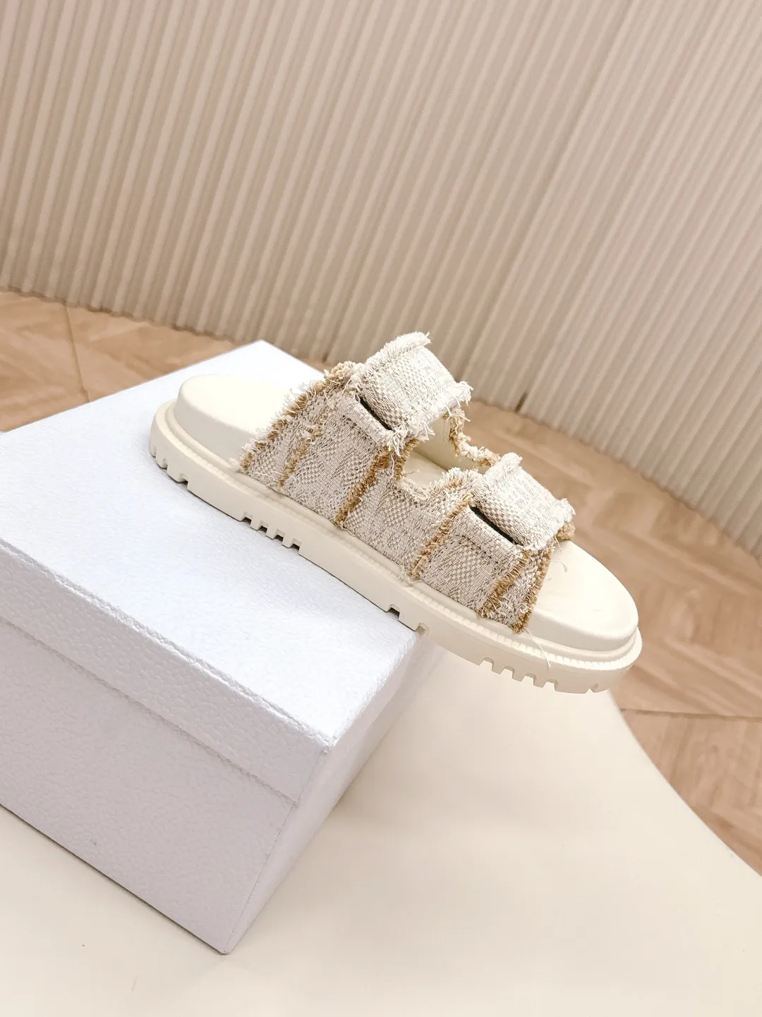 👟👟Ex-factory price 440👟👟 New color cloth, classic upgrade plus 2025 new color series Dior Dior classic Velcro sandals and slippers series, original replica, high version, super durable and versatile, very comfortable on the feet, slim and white, original customized upper, original d hardware buckle, original TPU outsole Size: 35-41